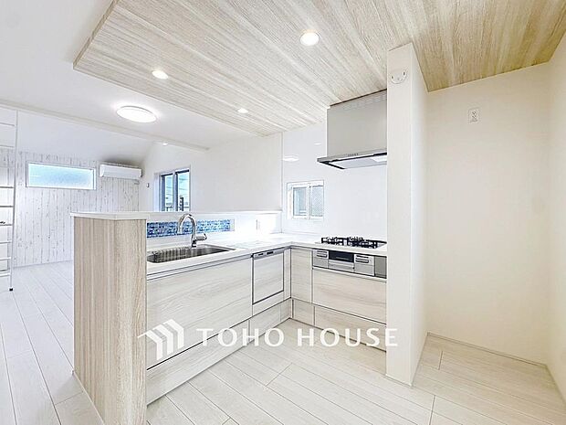 「対面式キッチン仕様」キッチンスペースは、ゆとりの広さを確保。開放的な対面式キッチンなので、ご家族との会話を楽しうことはもちろん、お子様を見守りながら家事時間を進められます。