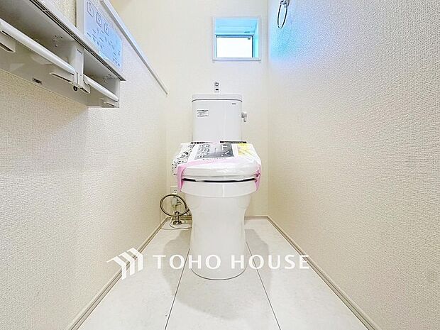 「温水洗浄便座付きトイレ」トイレは快適な温水洗浄便座付です。清潔感のあるホワイトで統一しました。いつも清潔な空間であって頂けるよう配慮された造りです。