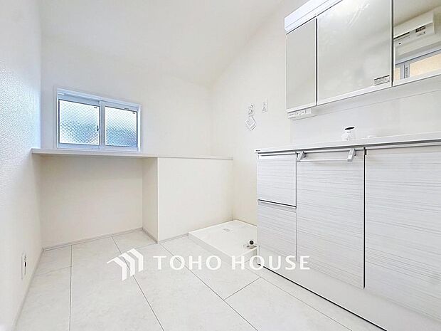 「窓あり×洗面所」湿気の多くなりやすい洗面所も、窓があることで換気が可能なので気持ちよくお使い頂けます。