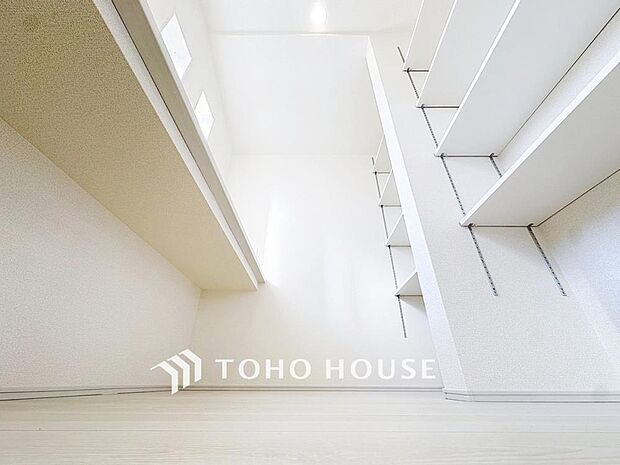 「収納豊富。」収納の多さも魅力です。使い勝手の良い収納を豊富に設置しております。居住スペースを充分に確保することができる為、ゆとりある室内で、ゆっくりとご寛ぎいただけます。