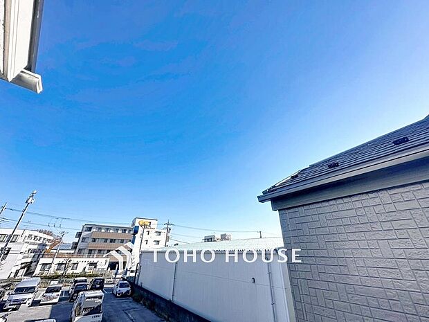 「穏やかな街並みの眺望」穏やかな街並みを一望しながら、爽やかな風と柔らかく降り注ぐ陽光を感じて頂けます。心地良い開放感が暮らしにゆとりと充足感をもたらします。