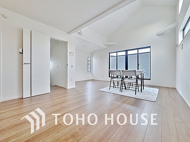 「寛ぎ空間リビング」空気感という居心地の良いBGMは、心からのやすらぎと満足感を与えてくれます。通風と採光を考慮したリビングは地域の鼓動を感じながらお寛ぎ頂くことが可能です。