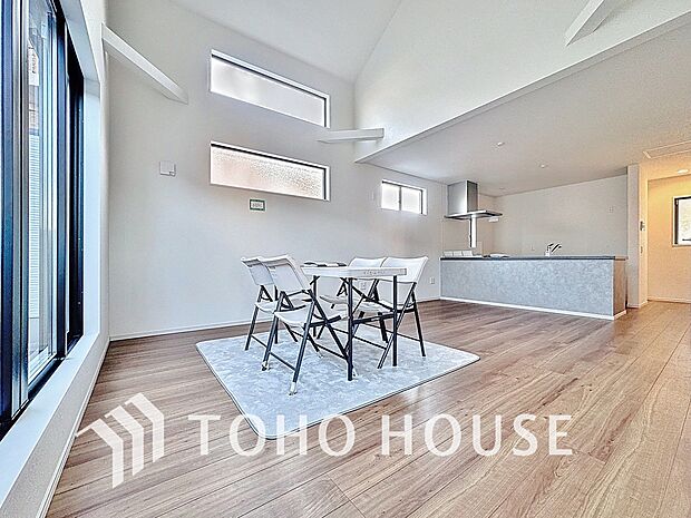 「居心地の良いリビング」居心地の良いリビングダイニングには自然と家族みんなが集まってきます。明るく穏やかな空気のなかで飲んだり、食べたり、笑ったり。