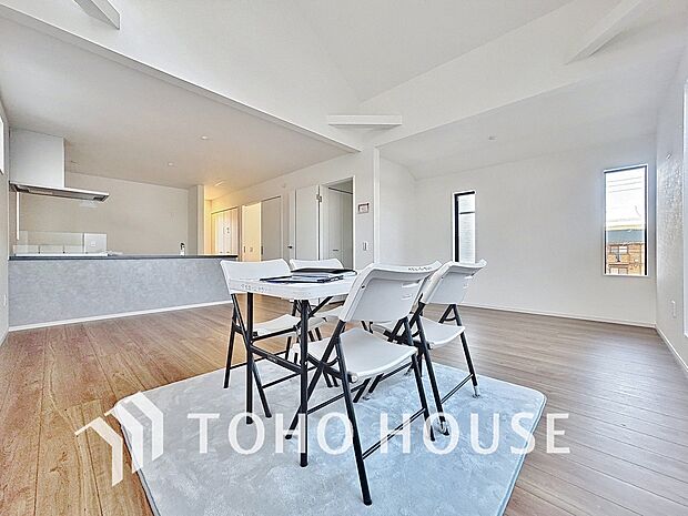 「族団欒の寛ぎ空間」LDKでは家族が集まり一緒の時間を過ごせる工夫がされております。何気ない一日の当たり前のひとコマがいつか一生の宝物になります。