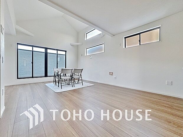 「憩いの場リビング」くつろぎを愉しむリビングルームは憩いの場となります。リビングとダイニングの空間機能を活かし、巧みに使い分ける発想が、ライフスタイルに新しいゆとりをもたらします。