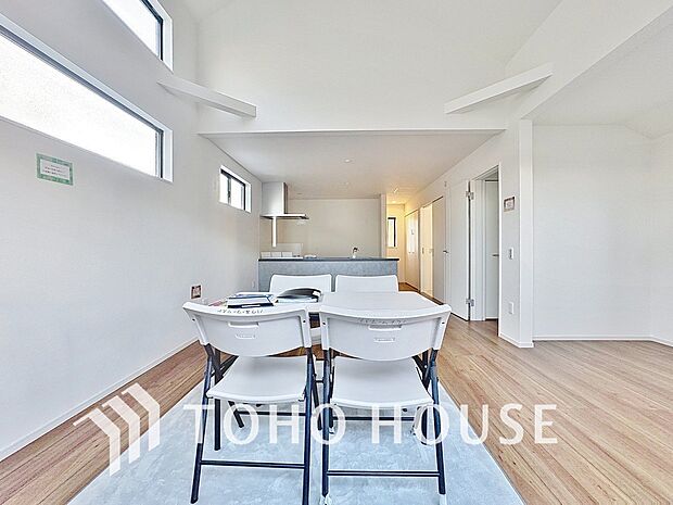 「穏やかな時が流れる癒しの空間」穏やかな光が明るくリビングルームを包みます。心地よい空間が、ご家族のかけがえのない時間に優しく寄り添います。