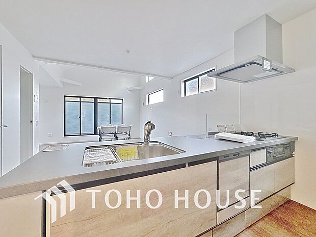 「使いやすさを重視したキッチンスペース」作業スペースを多くとったキッチン。調理がしやすく余裕の広さです!調理器具等がすっきりと片付く収納力を備えています!