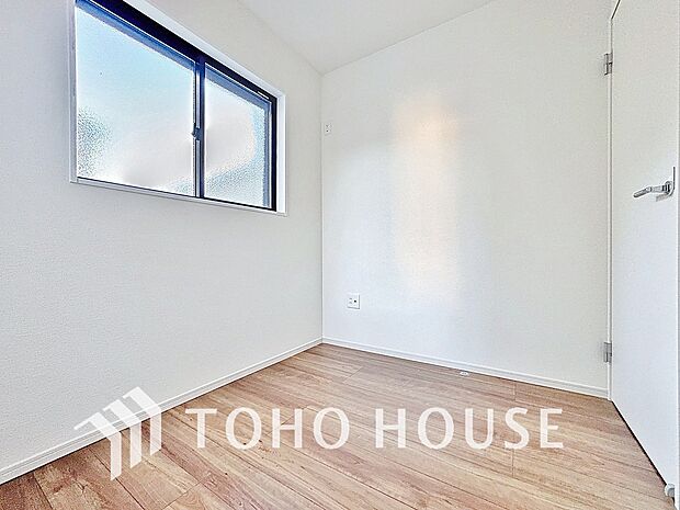 「明るい居室」温もりある自然光を感じていただける居室です。飽きのこないナチュラルなデザインの空間は、色褪せることのない心地良さを作ります。