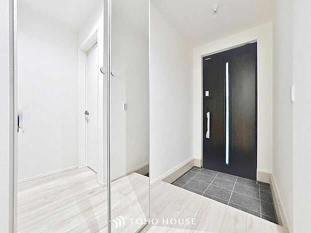 「玄関」清潔印象の玄関です。スペースを無駄なく活用し、使いやすいシューズボックスを設置しております。