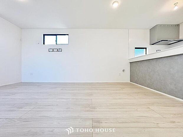 「床暖房搭載。」空気感という居心地の良いBGMは、心からのやすらぎと満足感を与えてくれます。通風と採光を考慮したリビングは地域の鼓動を感じながらお寛ぎ頂くことが可能です。