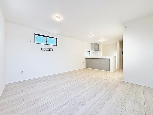 「家族団欒の寛ぎ空間」LDKでは家族が集まり一緒の時間を過ごせる工夫がされております。何気ない一日の当たり前のひとコマがいつか一生の宝物になります。