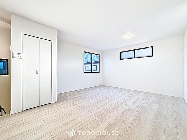 「リビングにも収納スペースあります。」落ち着いたカラーコーディネートの室内。インテリアやファブリックで、オーナー様好みのテイストデザインを取り入れて頂けます。