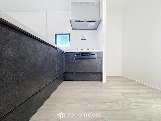 「L字タイプの対面キッチン。」作業スペースを多くとった対面キッチン。夫婦そろってキッチンに立っても調理がしやすくゆとりある広さ。食器類もすっきりと片付く収納力が期待できます。家事をしながら会話も弾み