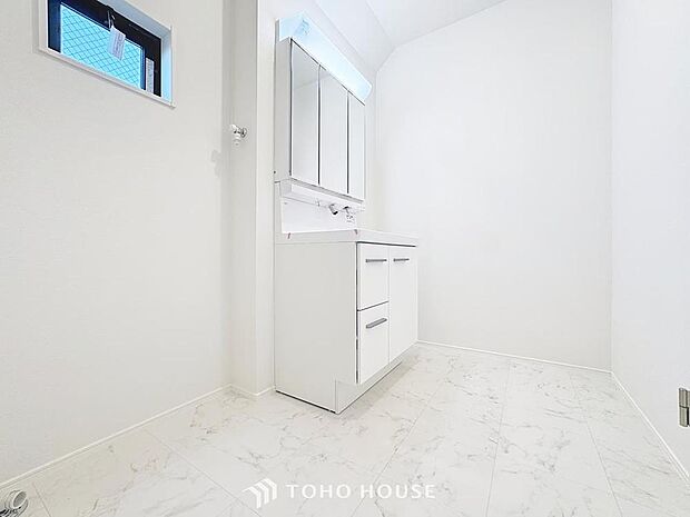 「清潔な印象の洗面室」明るく清潔感のある色調で纏められた洗面室は、機能性に富んだ三面鏡と使い勝手の良い収納を完備した洗面台を設置。洗濯機置場も完備し、大変充実しております。