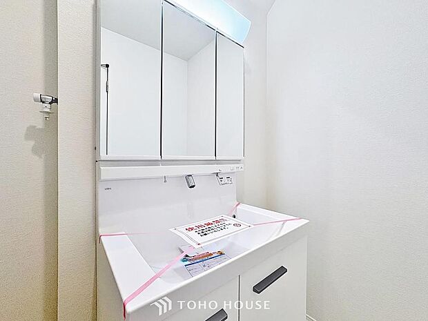 「シャワー機能付き三面鏡洗面台。」身だしなみを整えやすい事はもちろんですが、鏡の後ろに収納スペースを設ける事により、散らかりやすい洗面スペースをすっきりさせる事が出来るのも嬉しいですね。