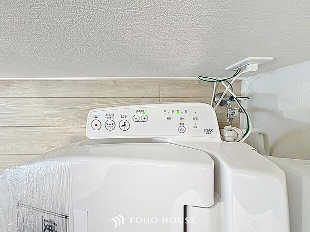 日本を訪れた外国の方で「使ってみて驚いた」と仰る方の多い、ウォシュレット。おしりを優しく洗ってくれるだけではなく、パワー脱臭機能なども備え、快適な空間を創出する機能もございます。