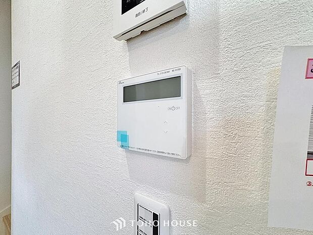 床暖房を設けられたリビングには、陽射しとともに、少しづつ装いを変える街の景観を眺めながら寛ぎの時間をお楽しみ頂けます。空気を汚さずに、優しく室内を快適な温度に保ちます