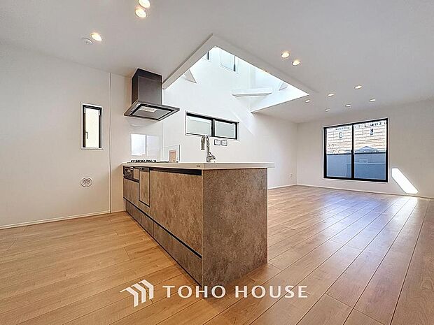 「安心感のある空間です。」リビングが見渡せる対面式キッチンは、ご家族とのコミュニケーションを大切にしながらお料理できることが最大の利点。毎日の家事時間をより楽しく、快適に。