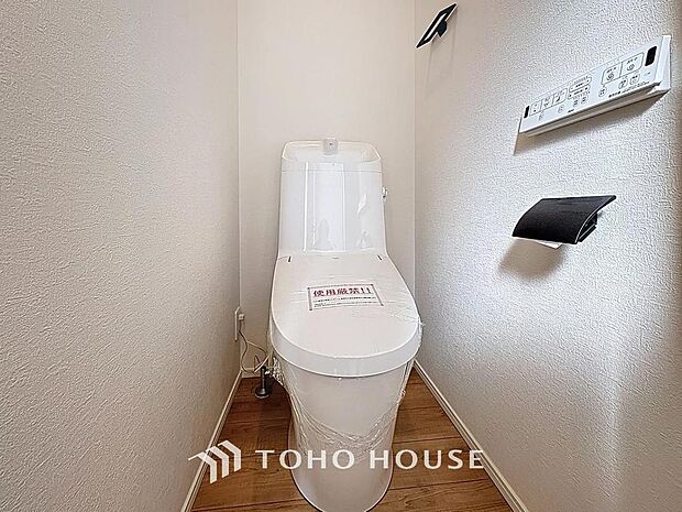 「温水洗浄便座付きトイレ」トイレは快適な温水洗浄便座付です。清潔感のあるホワイトで統一しました。いつも清潔な空間であって頂けるよう配慮された造りです。