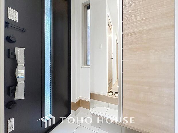 「玄関」人を迎え入れる最初の場所だからこそ、清潔感があり纏まった空間にして頂ける様にゆとりあるシューズボックスを設置しました。おでかけの時も帰宅の時も、すっきりとした玄関は気持ちが良いものです。