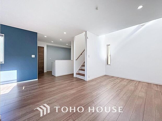 「約19帖のLDK。」空気感という居心地の良いBGMは、心からのやすらぎと満足感を与えてくれます。通風と採光を考慮したリビングは地域の鼓動を感じながらお寛ぎ頂くことが可能です。