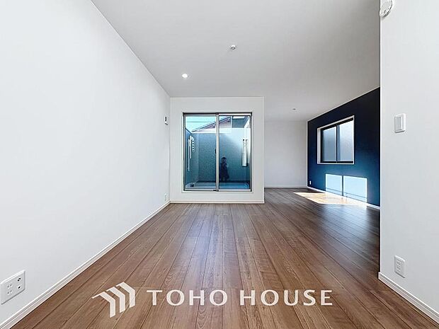 「リビングダイニング」家族の暮らしに思いを馳せて、日常のワンシーンを表現した空間。シンプルな機能美とスマートな空間美。家族みんなが自然体で過ごせる心地良さ生み出しています。