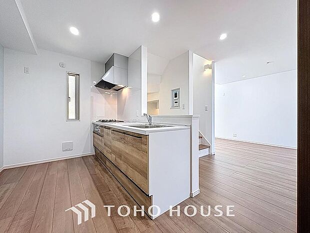 「会話弾む対面キッチン。」大型の冷蔵庫やレンジボードもしっかり置ける広々としたキッチンスペースが大事。ゆとりある空間で作業ができるとお料理の腕も日に日に上がりそうな気がしてきます。