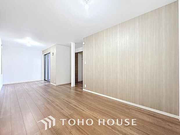 「約11帖の開放的な居室。」お家時間を穏やかに過ごせる寛ぎの空間です。居心地の良さを実感して頂けるお部屋となっております。