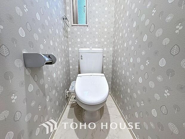 「温水洗浄便座付きトイレ」トイレは快適な温水洗浄便座付です。いつも清潔な空間であって頂けるよう配慮された造りです。