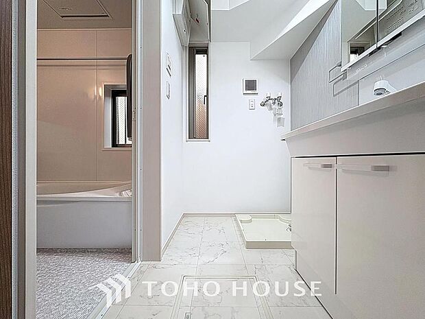 「洗面室」毎日の身だしなみチェックに欠かせない洗面室は、清潔感ある空間です。