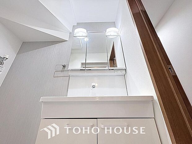 「シャワー機能付き三面鏡洗面台。」身だしなみを整えやすい事はもちろんですが、鏡の後ろに収納スペースを設ける事により、散らかりやすい洗面スペースをすっきりさせる事が出来るのも嬉しいですね。