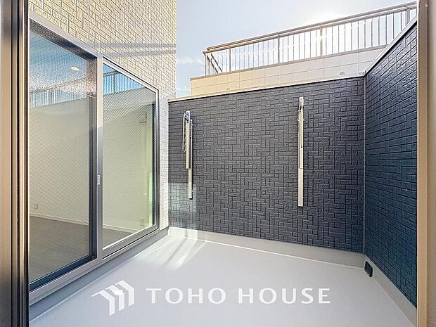 「バルコニー」都市型生活をより快適にコーディネートするかのように、周りの情景とマッチしたバルコニー。住まうご家族の心地よさを最優先したバルコニーでは様々な時間を楽しめます。