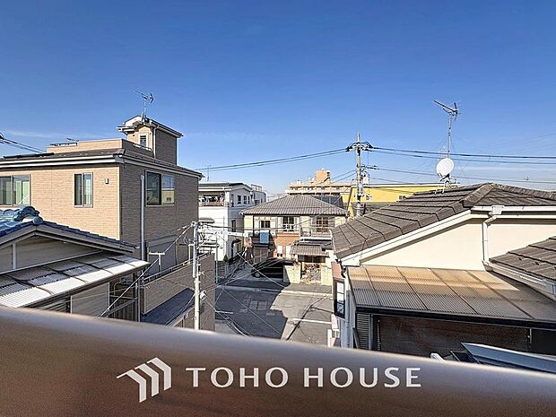 「穏やかな街並みの眺望」穏やかな街並みを一望しながら、爽やかな風と柔らかく降り注ぐ陽光を感じて頂けます。心地良い開放感が暮らしにゆとりと充足感をもたらします。