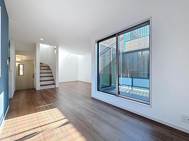 「バルコニーに面したリビング。」窓から心地の良い陽光が差し込むリビング。明るく穏やかな空間には自然と家族みんなが集まってきます。