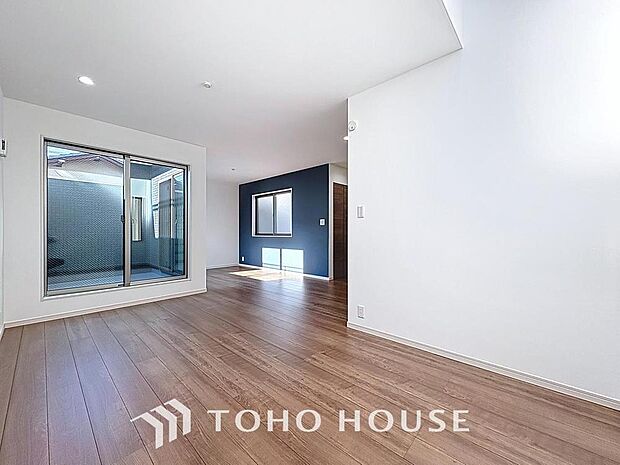 「穏やかな時が流れる癒しの空間」穏やかな光が明るくリビングルームを包みます。心地よい空間が、ご家族のかけがえのない時間に優しく寄り添います。