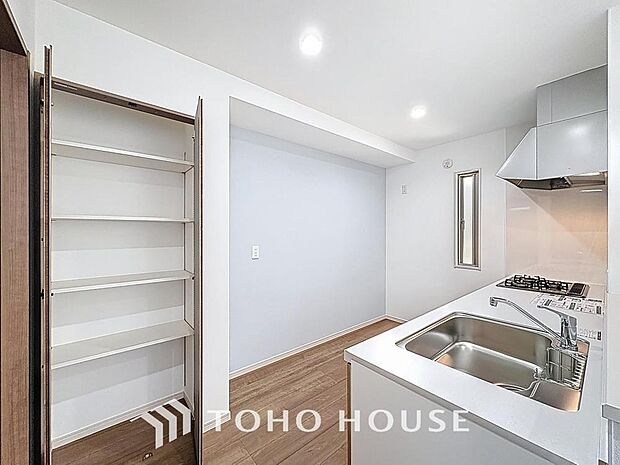 「キッチン・パントリー収納」キッチン横にはパントリー収納を設置。効果的な日常備蓄ができ、日々の収納だけでなく、防災面での備えとしても有効活用できます。