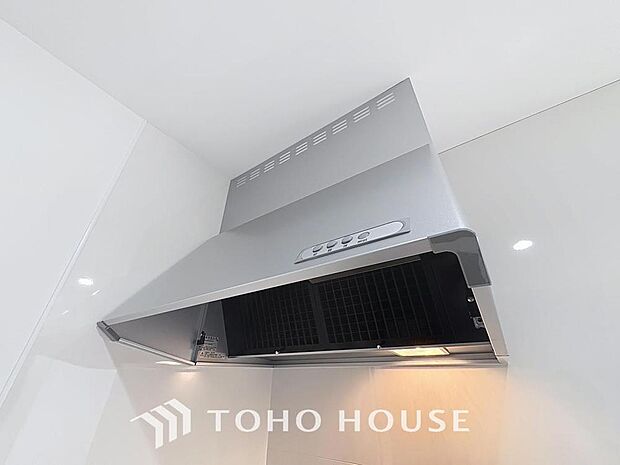 換気扇がフードで覆われていることにより、調理時に出る蒸気や匂いが換気扇に誘導されやすくなり、効率的に排煙ができる仕組みになっています。