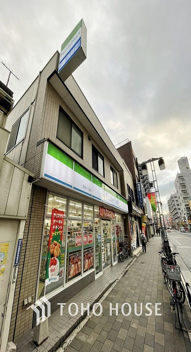 ファミリーマート町屋一丁目店まで約86m。
