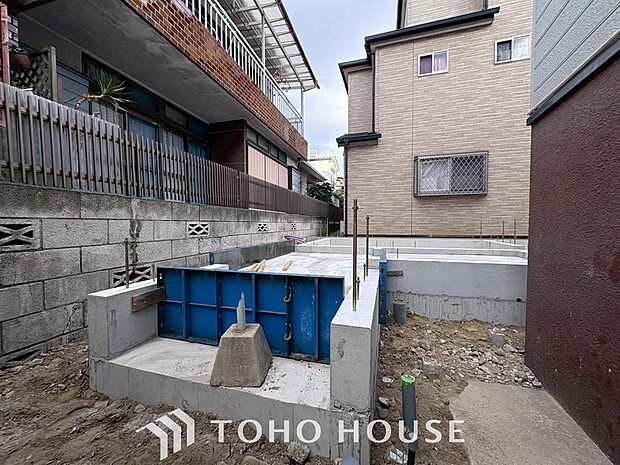 「現況」住まい探しは街探し。みんなが街探しのポイントにしているのは何。　第1位は過半数が支持した納得の 「交通の利便性」。続いて3割以上の人が「住環境」と「公園、緑地の充実」です。