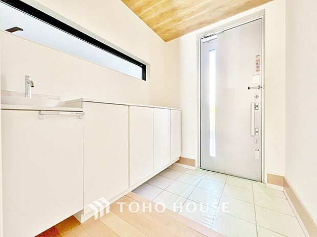 「玄関」家の中でお客様を迎える最初の場所である玄関。豊富な玄関収納で、常に綺麗に保つことが出来ます。