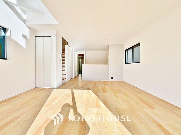 「穏やかな時が流れる癒しの空間」穏やかな光が明るくリビングルームを包みます。心地よい空間が、ご家族のかけがえのない時間に優しく寄り添います。