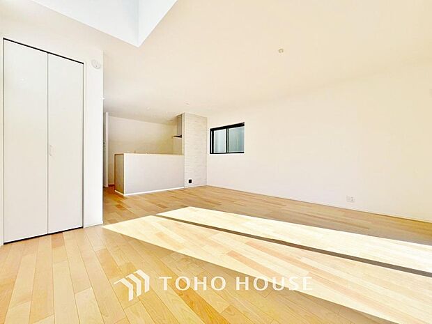 「居心地の良いリビング。」家族の会話や笑顔が行き交うリビングで、大きなソファやダイニングテーブルでゆったり食事をしたりくつろぎたい。そんな夢が叶えられる空間です。