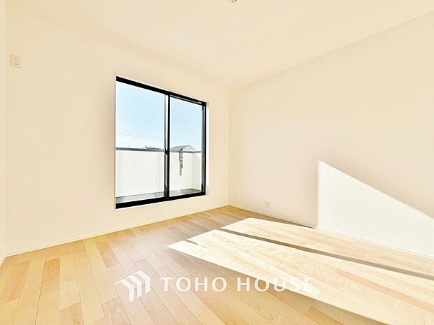 「バルコニーに面した居室」主寝室は十分な広さに加えて、快適に目覚められるよう、大きな採光窓を設けました。