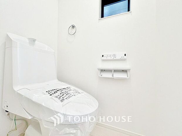 「温水洗浄便座付きトイレ」トイレは快適な温水洗浄便座付です。清潔感のあるホワイトで統一しました。いつも清潔な空間であって頂けるよう配慮された造りです。