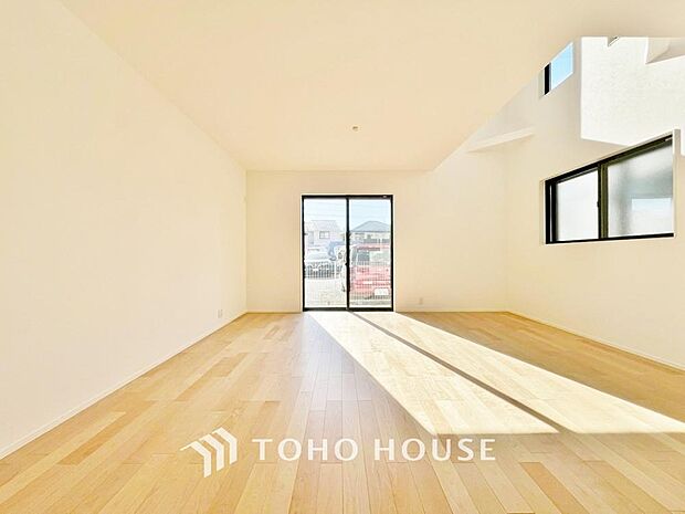 「南西向き。陽当り良好。」大きな窓辺からの日差しが暖かい室内は、自然と住まう人の気分も明るくなり、リビングでの素敵なワンシーンが演出されます。