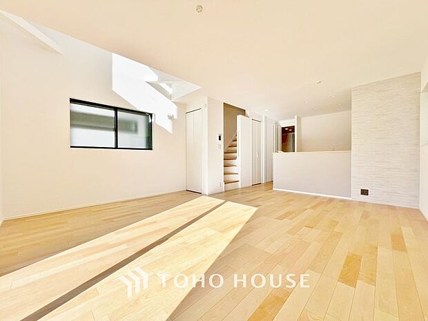 「18.3帖。ゆとりのLDK」広々約18帖のLDK。家族団らんの場やソファーでゆっくりとくつろぐスペースにオススメです。