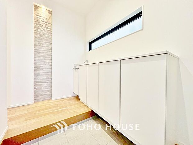 「玄関」家の中でお客様を迎える最初の場所である玄関。豊富な玄関収納で、常に綺麗に保つことが出来ます。