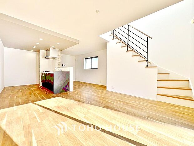 「憩いの場リビング」くつろぎを愉しむリビングルームは憩いの場となります。リビングとダイニングの空間機能を活かし、巧みに使い分ける発想が、ライフスタイルに新しいゆとりをもたらします。