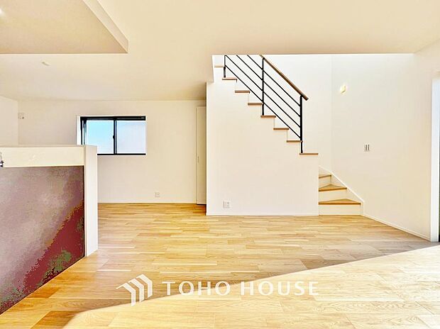 「穏やかな時が流れる癒しの空間」穏やかな光が明るくリビングルームを包みます。心地よい空間が、ご家族のかけがえのない時間に優しく寄り添います。