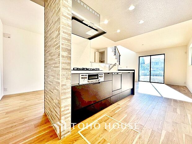 「家事時短の叶うキッチン◎」効率よくお料理ができる3口コンロ・食洗機・出し入れしやすいスライド収納を完備したシステムキッチン。確かな機能性を実感頂けます。